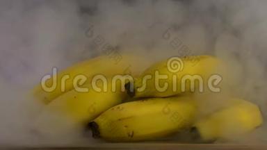 一堆黑色背景的新鲜香蕉，来自汗水和凉爽，烟雾，特写，4K